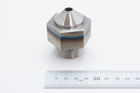 切削後に高周波焼入れしたノズル部品